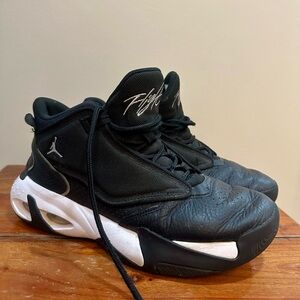 Jordan Max Aura 4 Youth Basketball Shoes in Black and White